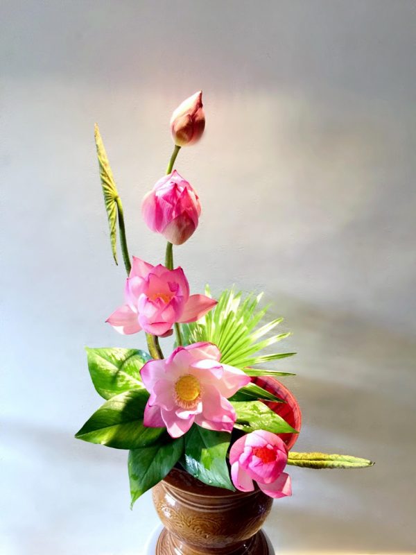 Cách cắm hoa sen trên bàn thờ trang nhã đẹp tinh tế